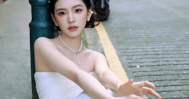 章若楠纯白碎花连衣裙，暖意漫过肩头，纯白明媚的小姐姐