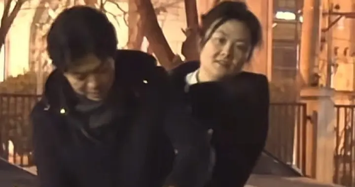 李健夫妇深夜会友，孟小蓓罕见露面！挽着闺蜜眼神却黏着李健