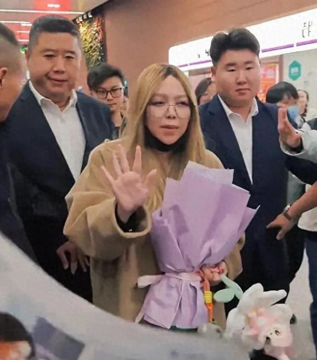 曝52岁张惠妹现身沈阳！保镖开道有排面，脚上的增高鞋引人注目！