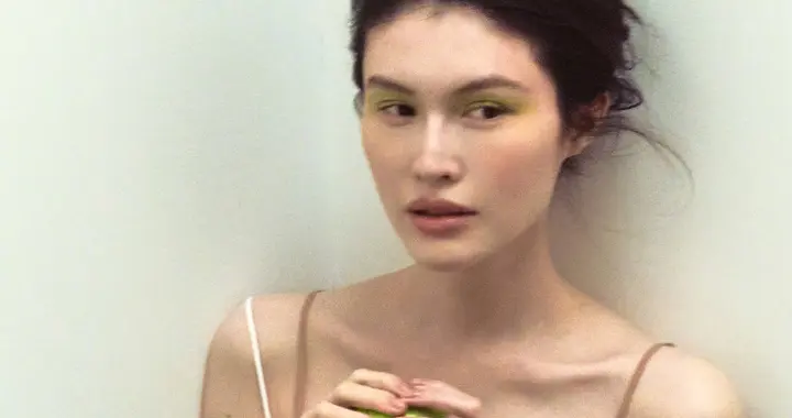 何穗拍锦绣杂志开年刊！穿睡衣披着床单都超美，为儿子只工作半日