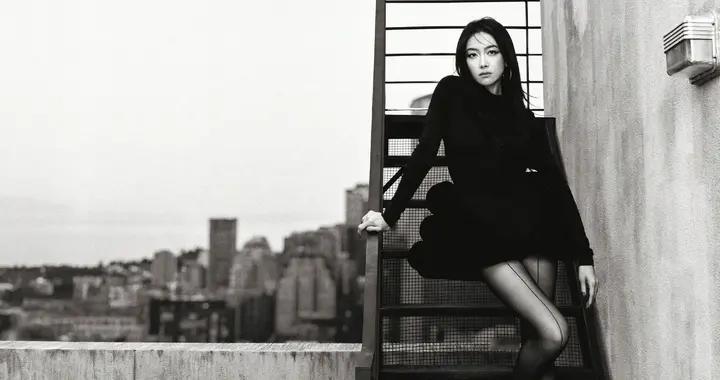 宋茜｜五登芭莎封面，暗黑风格丝袜穿搭，冷酷感满满