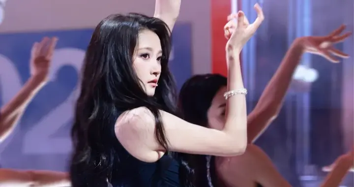 关晓彤：这脸这身材，放在女团里妥妥门面担当啊！