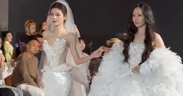 郭碧婷三亚走秀，双目无神被张予曦抢风头，曾曝女儿被同学孤立