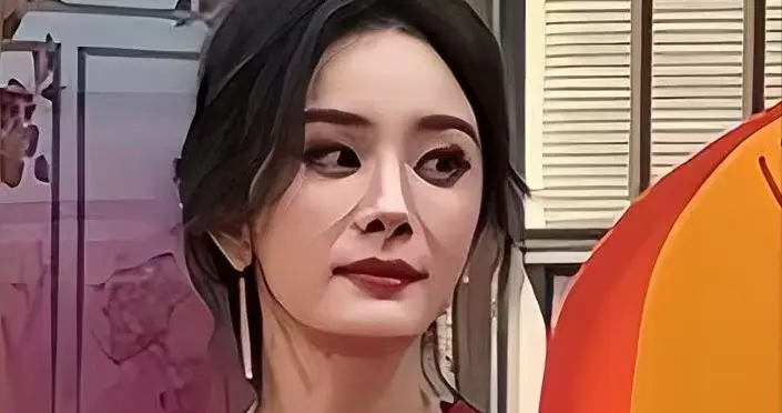 赵丽颖与杨幂同天走红毯，一个娃娃脸一个褶多，骨相皮相区别明显