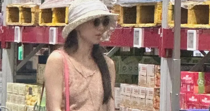 42岁黄圣依购物被偶遇，身上背着10万爱马仕，素颜一点不显老