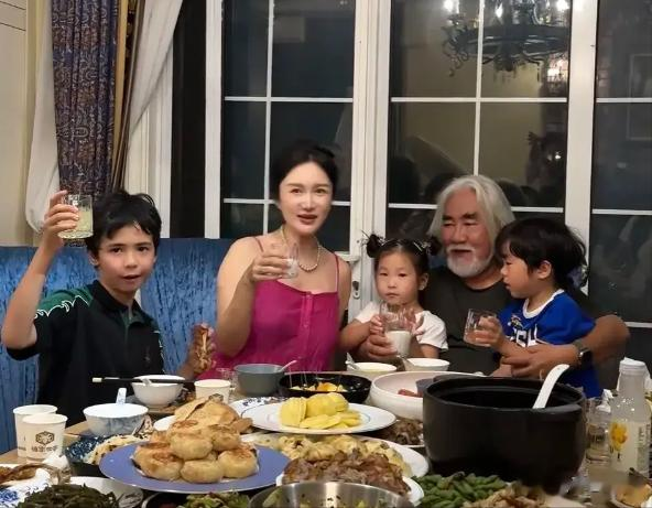 张纪中更新动态，娇妻肚大如箩仍貌美，73岁张纪中怀抱两娃显幸福