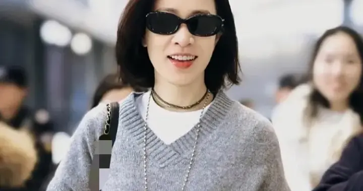 佘诗曼剪了波波头年轻20岁！穿灰色毛衣+白T+牛仔裤，减龄又时髦