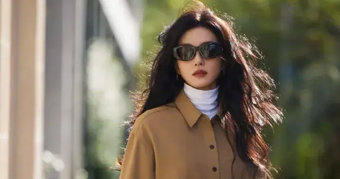 刘诗诗的气质一般人比不上！穿卡其色衬衫裙内搭高领衫 简约又高级