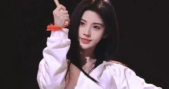 鞠婧祎2025王者荣耀共创之夜舞台彩排图，筷子腿又白又嫩好抢镜