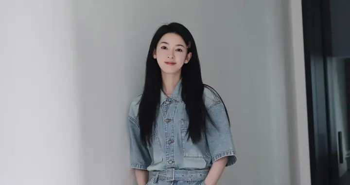 陈瑶牛仔裤拖鞋特别清纯