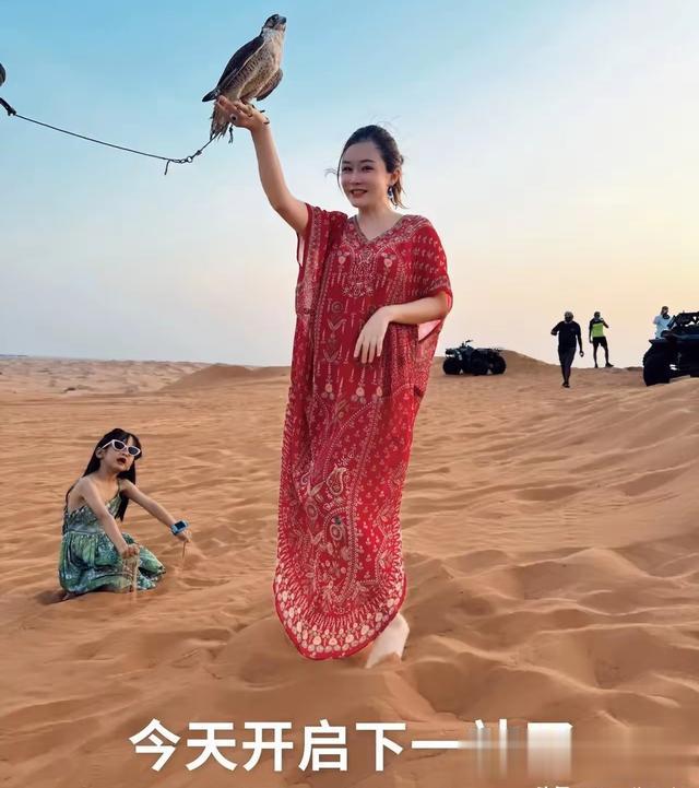 初瑞雪后妈不好当！带3个女儿出国，与辛巴大女儿同框跳舞显尴尬