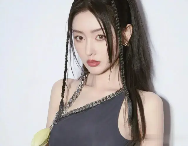 35岁张天爱疯了？从太子妃到红毯翻车，她把自己活成了争议本身！