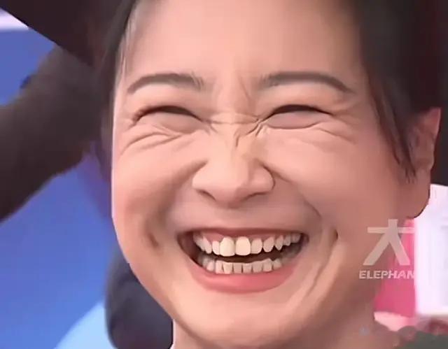 贾玲减肥后遗症严重，满脸褶子皱皱巴巴，大笑脸崩惹人心疼