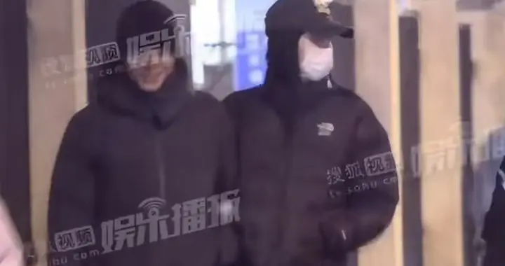 官宣生子后首同框！陈伟霆何穗挽手散步，六年感情稳定甜蜜！