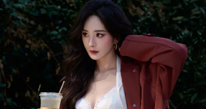 杨幂不愧是顶级魅魔，黑白色蕾丝裙太迷人了