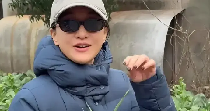 52岁周迅回农村探亲，她穿着一身名牌衣服，和周围的环境格格不入