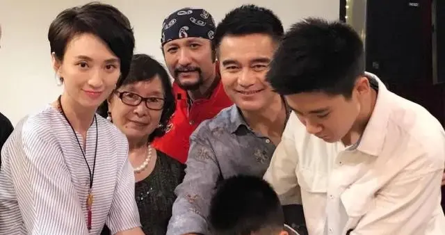 何晴退休没办妥就去世了，缺席儿子中戏毕业典礼，走的时候很痛苦