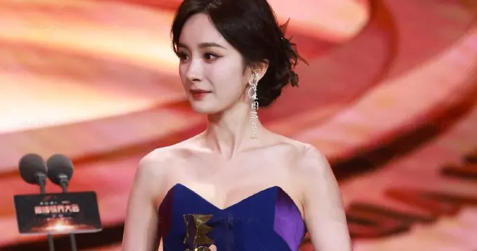 杨幂活动现场生图，抹胸裙穿搭很优雅