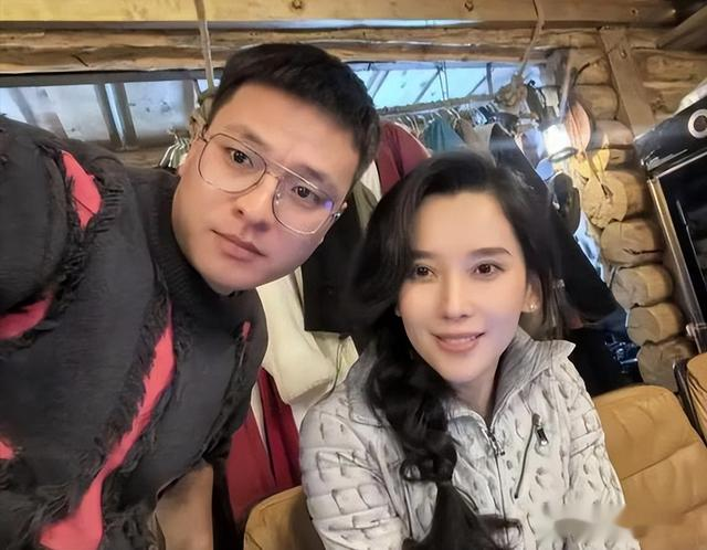 34岁森林北新疆被偶遇！一身穿搭时尚显身材，让人感慨汪峰眼光好