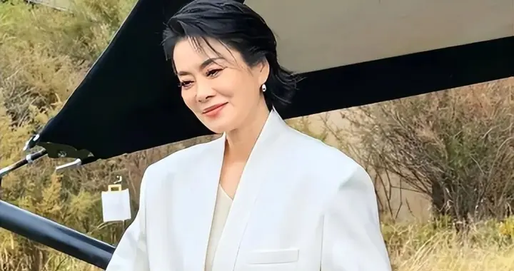 毛阿敏放弃200亿遗产带娃逃往美国：当初笑她傻，如今才知多高明