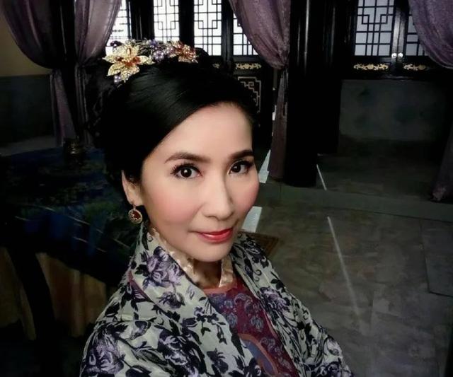 TVB「绿叶王」努力经营抖音两年直播惨剩35人！形象插水转做保险