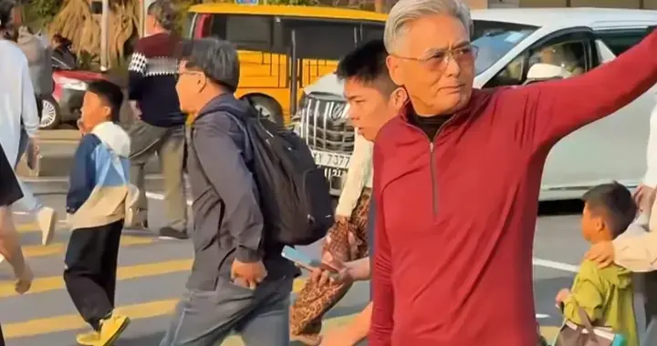 70岁周润发现身香港街头，即使面容苍老憔悴，依然霸气十足！