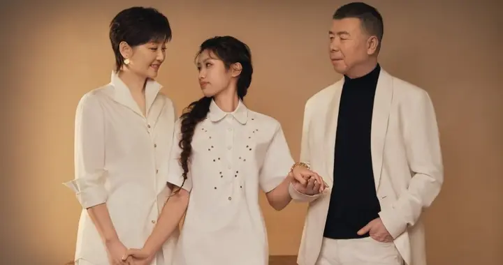 冯小刚家最新合影，冯小刚徐帆很有夫妻相，徐朵越来越漂亮了