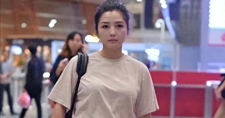 分手14年，释小龙何洁境遇天差地别，一个身家过亿，一个养不起娃