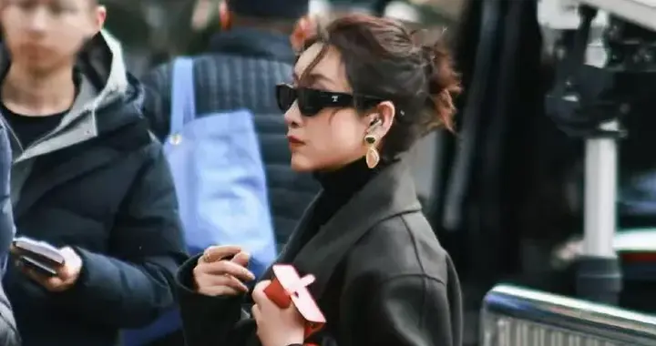 秦海璐的中年穿搭真高级！黑色大衣+高领衫+长筒靴，洋气又时髦！