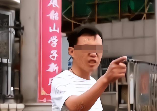 35岁“巨婴”潘杰：沉迷玩游戏，将母亲打残，相亲59次都没被看上