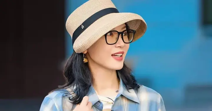 陈数真是太会穿了，短款格纹衬衫搭直筒牛仔裤，大方时髦真有品味