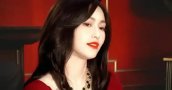 被唐嫣人之初的造型惊艳！8套复古造型，配色高级，美的明艳动人