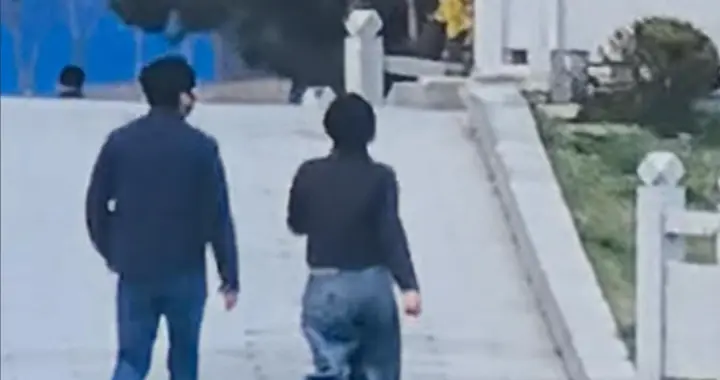 郭京飞夫妻俩被偶遇，穿搭朴素，鲍莉身材发福不少，比老公还要壮