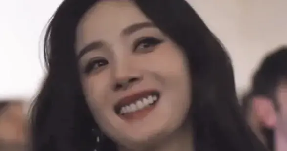 Prada这夜，谷爱凌空降秀场，她和杨幂牵手聊天，刘雯连换4个Look