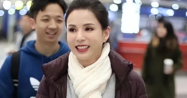 被老头“白嫖”10年，还倒贴上亿，59岁不婚不育的李若彤，后悔吗