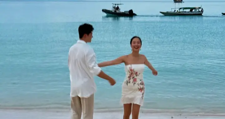 杨采钰晒夫妻正脸合照正式官宣，男方花75万包下豪华游艇陪她度假