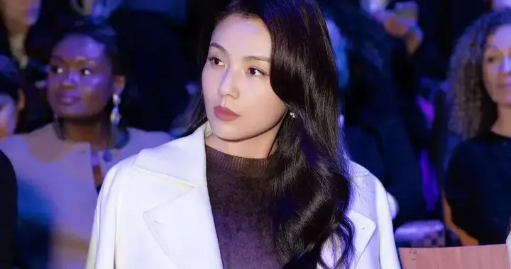 刘涛穿出了70后想要的高级感！大衣+渐变毛衣+阔腿裤，简约又大气