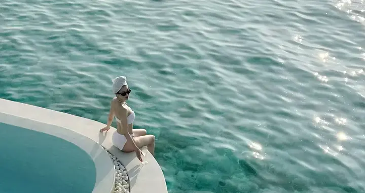 钟楚曦晒马尔代夫旅游照 穿泳衣大显完美身材