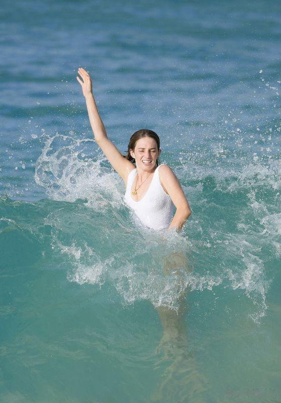 maya|女演员玛雅霍克在圣巴特海边游泳，穿白色连身装玩得很开心