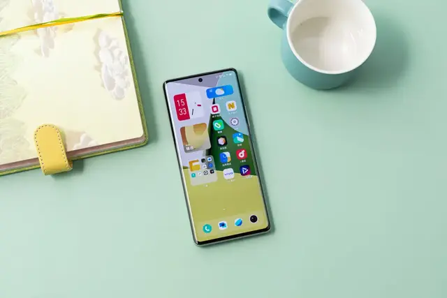 从3699跌至977元，骁龙8+三星E5直屏，从高端市场跌入低端市场