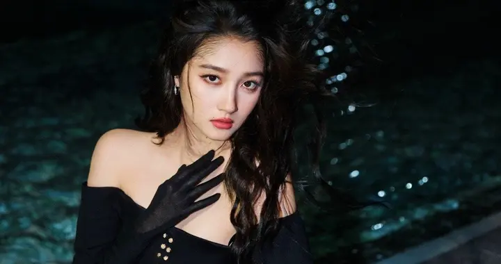 关晓彤 一字肩短裙大长腿