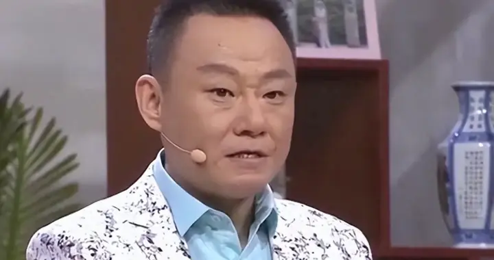 10次上春晚，变卖家产陪妻抗“癌”23年，如今他的幸福令人羡慕