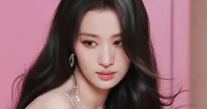 王楚然的大长腿 最新造型 裙子太短了吧????