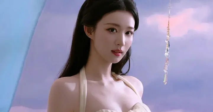 王楚然跨年月光女神造型美翻！白裙仙韵拉满太戳心