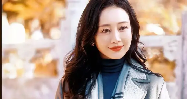 王鸥当妈后状态越发年轻！穿灰色大衣+牛仔裤，时髦又高级！