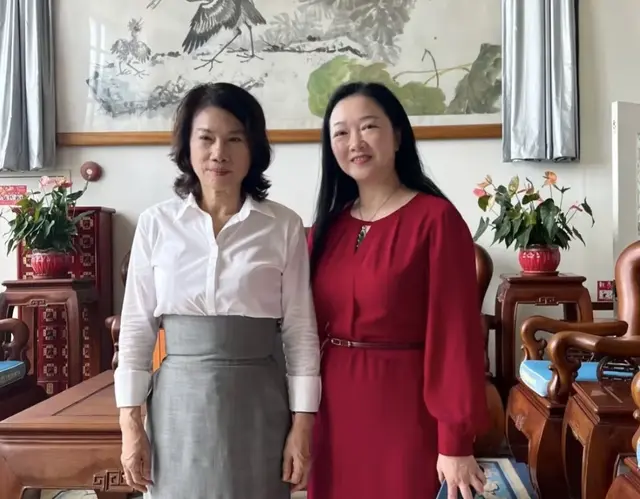 70岁董明珠与中山网红瑜姐、郭长棋聚餐，打扮时尚主动敬酒脾气好