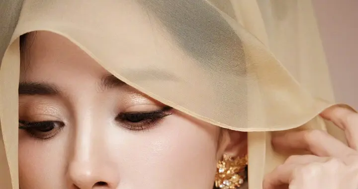 杨幂浅黄抹胸连衣裙