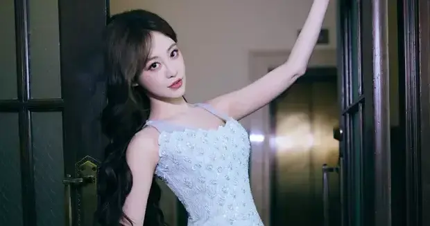 祝绪丹蓝吊带裙勾勒曼妙曲线，网纱披肩加身，惊艳演绎时尚