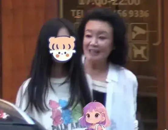 张兰跟汪小菲儿女开心聚餐！玥儿抗拒奶奶的拥抱，两人似乎不太熟