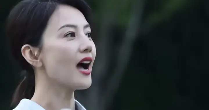 高圆圆现身鲁迅公园！条纹衬衫配低马尾，与萌娃同框笑容治愈
